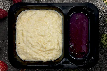 Каша пшенная с клубничным джемом, 300г