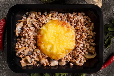 Котлета куриная с гречкой и соусом бешамель, 220г