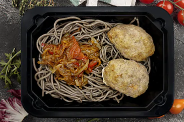 Котлетки свиные с гречневой лапшой и овощами, 300г