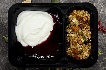 Гранола с йогуртом и клубничным джемом, 240г