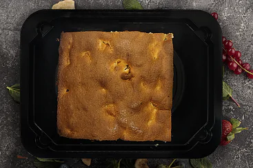 Шарлотка с яблоками и черной смородиной, 180г